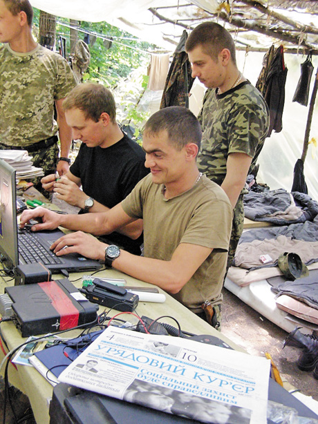 Артилеристи у вільні хвилини цікавляться, про що пише «Урядовий кур’єр». Фото автора